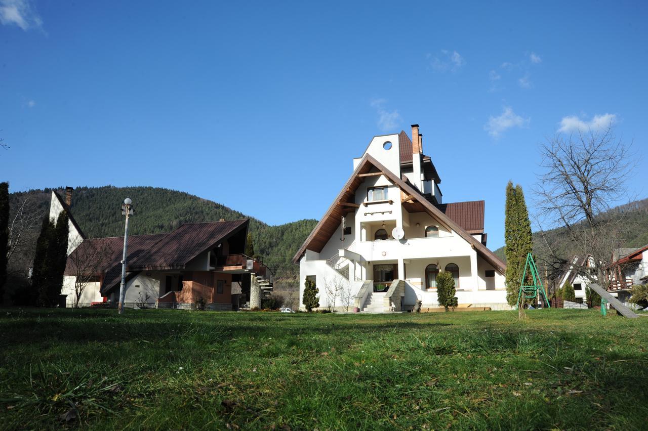 Castelul De Smarald Bed & Breakfast Pangaracior Eksteriør bilde